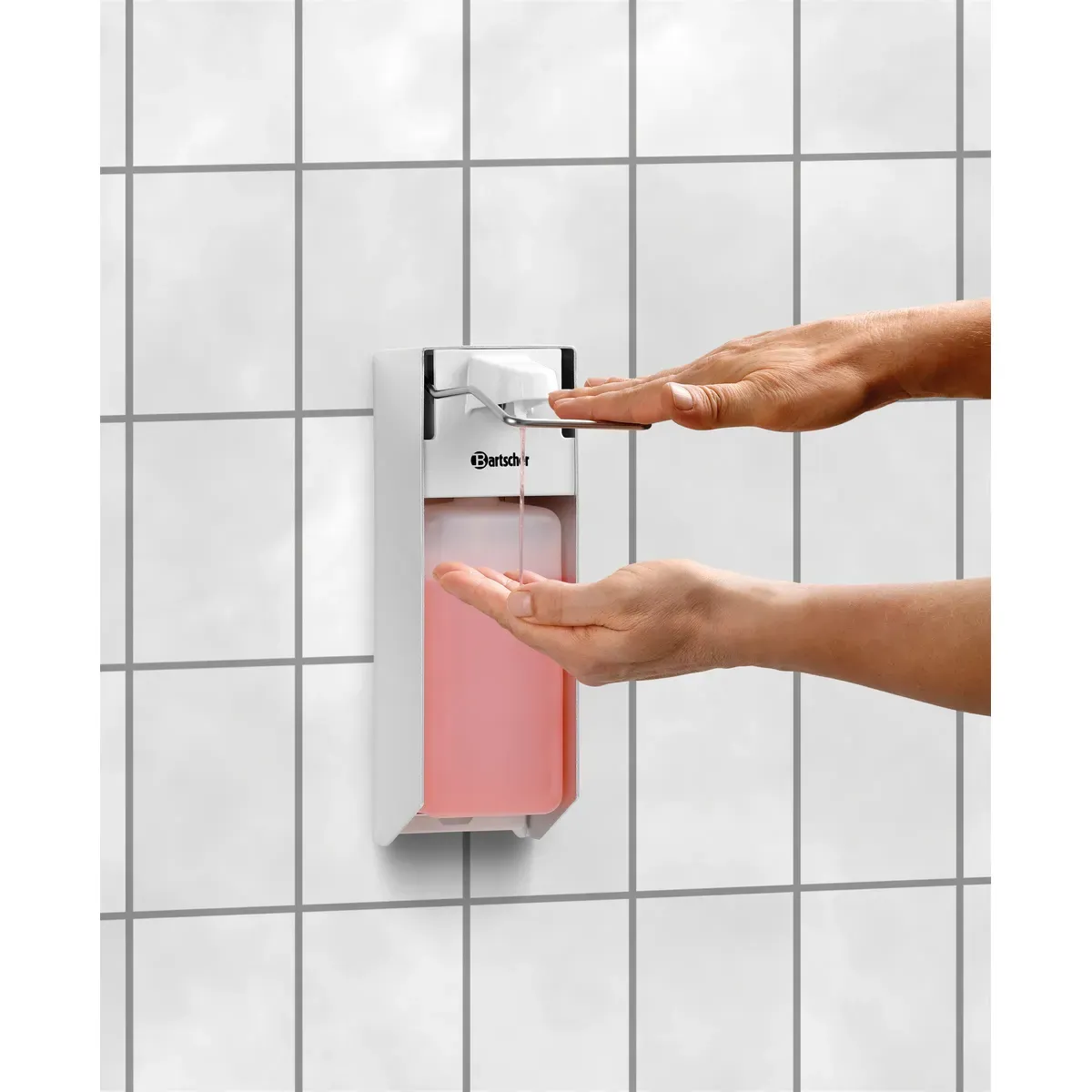 Bartscher 850008 Seifenspender PS 0,9L W an der Wand in Benutzung mit Hand, Seifenspender, Lippenpflegespender?, Reservoir pink, Wandspender, Badsystem