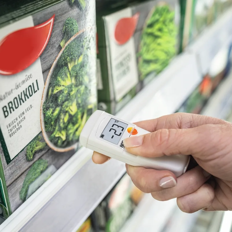 Testo 05638051 805 Infrarot-Thermometer beim Temperaturmessen im Tiefkuehlfach
