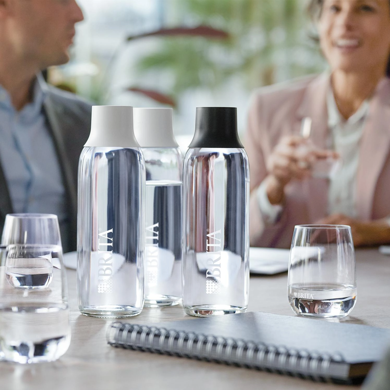 Brita Wasserflasche Wave mit weissen und schwarzen Deckel zwei Flaschen auf Tisch nebeneinander