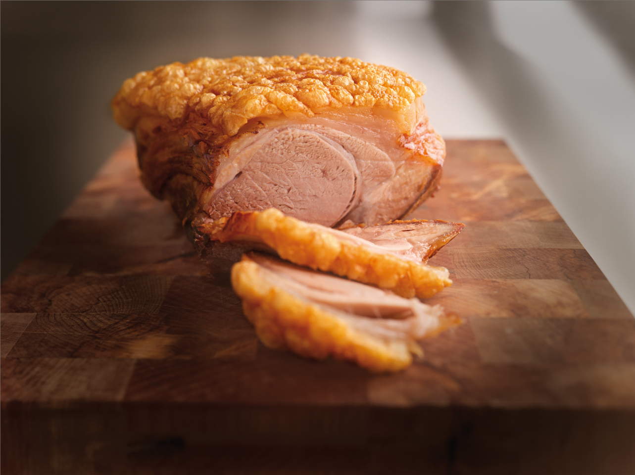 Krustenbraten auf Brett  