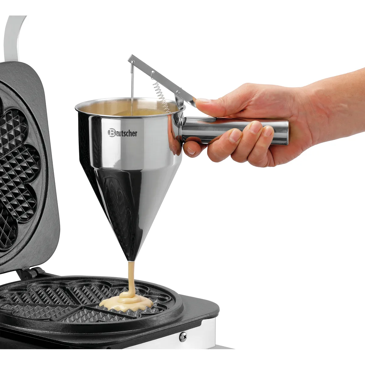 Bartscher 370197 Waffeleisen Teig wird mit Teigportionierer in Waffeleisen gefüllt