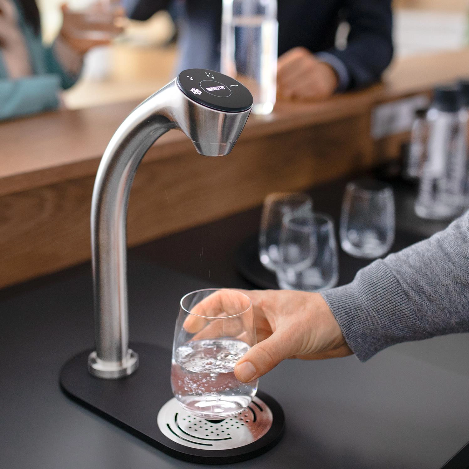 Brita Extra Wasserspender C Tap Still und sprudelnd komplett Draufsicht mit Beispiel Wasser nehmen