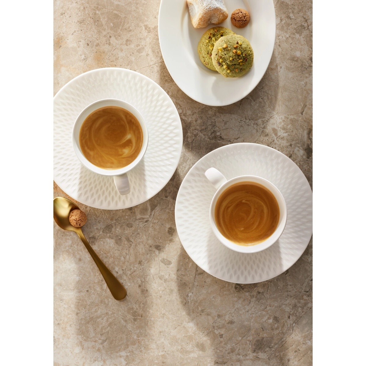 Praesentation von Geschirrteilen auf Tisch