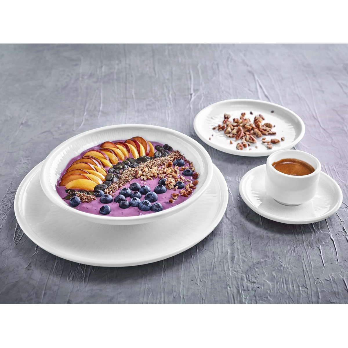 Schoenwald Shiro Fruehstueck , smoothie bowl, pflaume, Heidelbeere, Pfirsich, granola