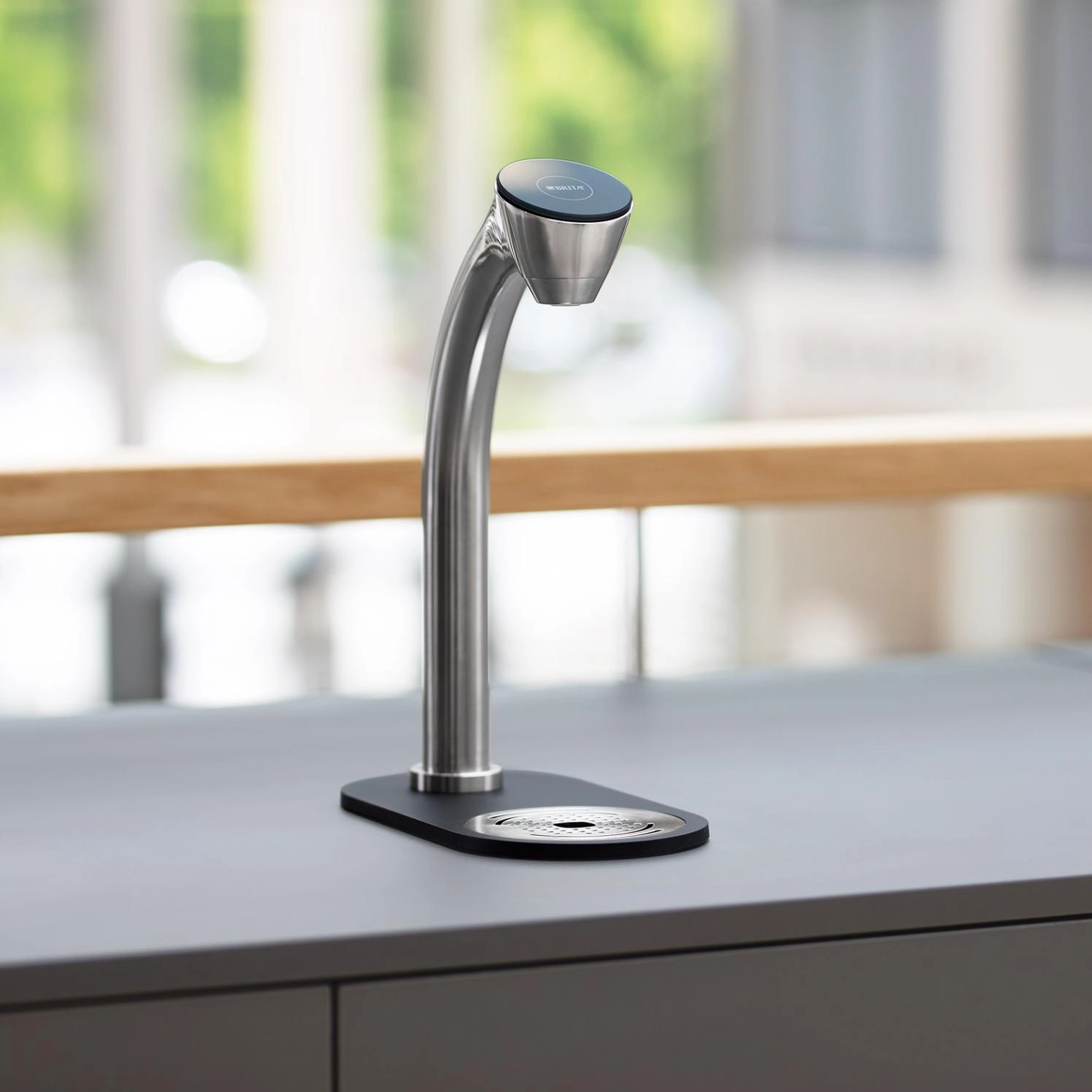 Brita Extra Wasserspender C Tap Still und sprudelnd komplett Draufsicht mit Beispiel im Raum