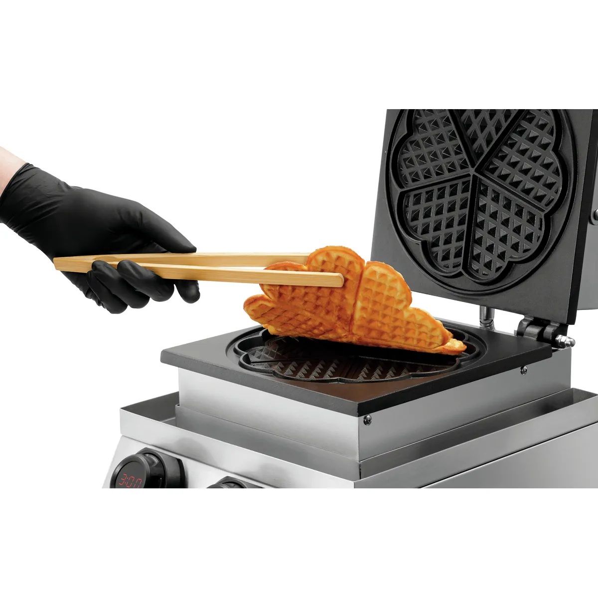 Bartscher 370270 Waffeleisen fertige Waffel wird aus dem Gerät genommen